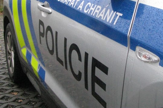 Řidič auta přejel do protisměru, havarovaly kvůli tomu další dva vozy. Od nehody utekl