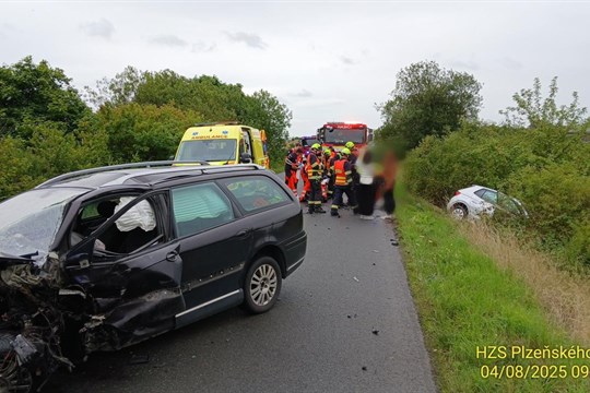 Na výjezdu z Plzně se čelně srazila dvě auta, dva lidé se zranili