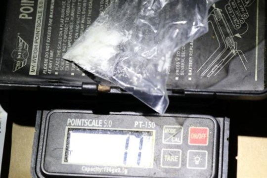 Bez řidičáku, pod vlivem zakázaných látek a s drogami v ledvince. Muž skončil v cele