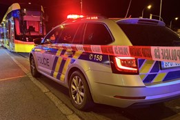 Tragédie v Plzni. Žena při přebíhání zakopla a spadla pod tramvaj....