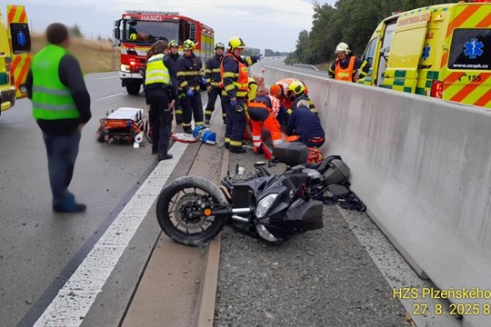 Dálnici D5 uzavřela nehoda motocyklisty. Letěl pro něj vrtulník