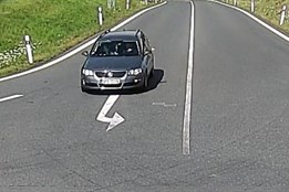 U nájezdu na dálnici se srazila dvě auta, policisté hledají svědky...