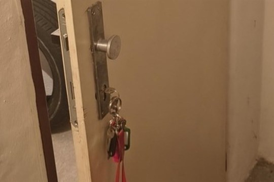 Malý klučík zamkl nečekaně maminku ve sklepě, aneb z hračky bejvají plačky