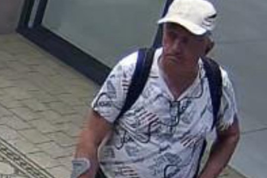 Muž zapomněl v bankomatu platební kartu. Nálezce z ní vybral peníze