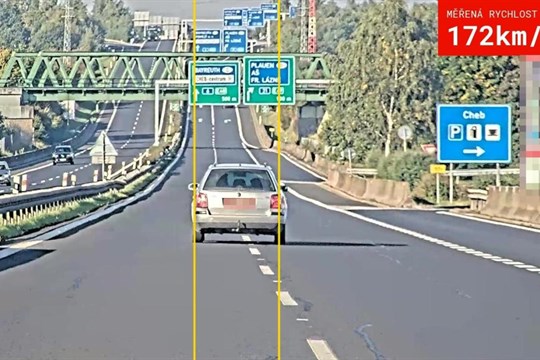 Nebezpečná jízda u Chebu: Řidič překročil rychlost a usedl za volant opilý