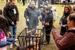 Ani déšť návštěvníky neodradil. Tradiční Buřty v lese přilákaly...