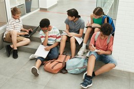 Kam po základní škole? Výstavy v Ostrově, Chebu a Sokolově poradí...