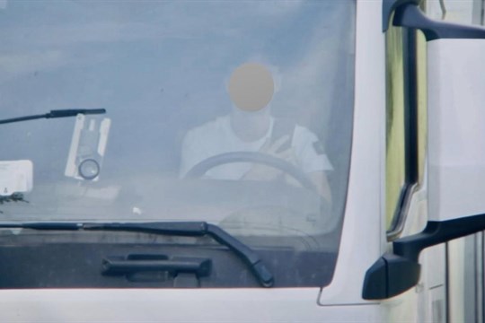 Už nejen překročení rychlosti. Řidiči při dopravní akci platili za používání telefonu při jízdě