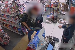 VIDEO: Útok v Horní Blatné: Muž napadl prodavačku elektrickou pilou