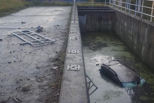 Řidič chtěl zabránit nehodě, s autem skončil v dešťové nádrži