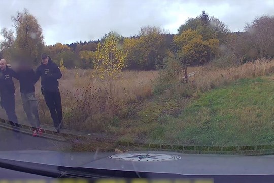 Cizinec s platným zákazem řízení prchal před policisty. Skončil ve vazbě