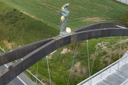 Socha na lávce přes hlavní tah zatím zůstává. Její další osud bude...