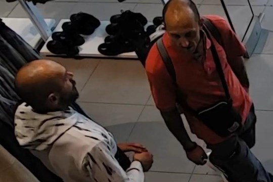 Dvojice mužů na fotce se vydala krást do obchodu. Odnesla si osm bund