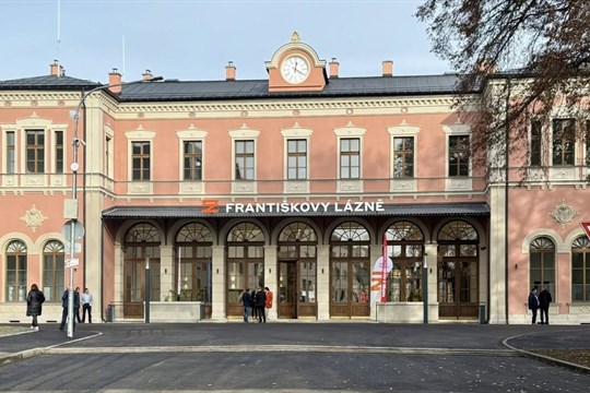 Opravené nádraží ve Františkových Lázních slaví návrat historického vzhledu