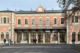Opravené nádraží ve Františkových Lázních slaví návrat historického...