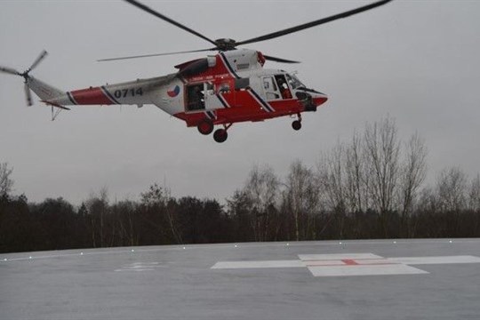 Tragická nehoda na Tachovsku. Auto začalo hořet, v plamenech zůstal mrtvý mladík, další tři jsou vážně zranění