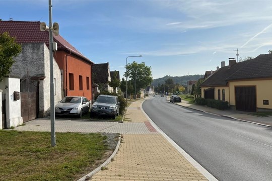 Radobyčice budou mít měření úsekové rychlosti na průtahu obcí v Dlážděné ulici, vyžádali si ho obyvatelé