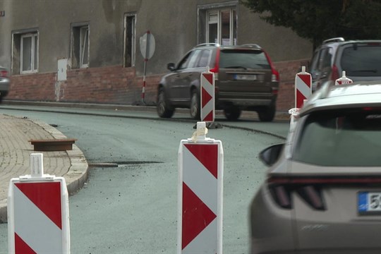 Vary brzdí oprava silnice v Doubí