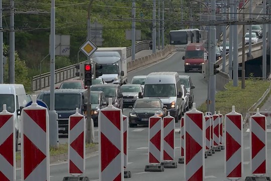 VIDEO: V Plzni začalo dopravní peklo. Oprava mostu Milénia ucpala centrum města