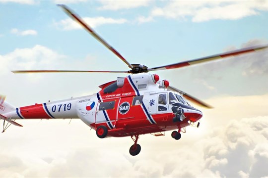 Řidič nákladního auta srazil při couvání chodce, ten bojuje o život