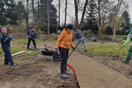 Obyvatelé Hroznětína proměňují zanedbaný pozemek. Díky podpoře...