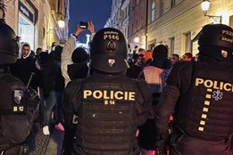 Aktualizováno: Fanoušci Freiburgu řádili v centru Plzně. Primátor...