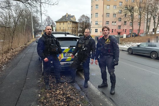 Drama v ledové Ohři: Karlovarští policisté skočili do řeky pro tonoucího muže