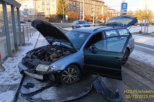 Kousek od tragédie. Řidič v Plzni narazil do tramvajového ostrůvku