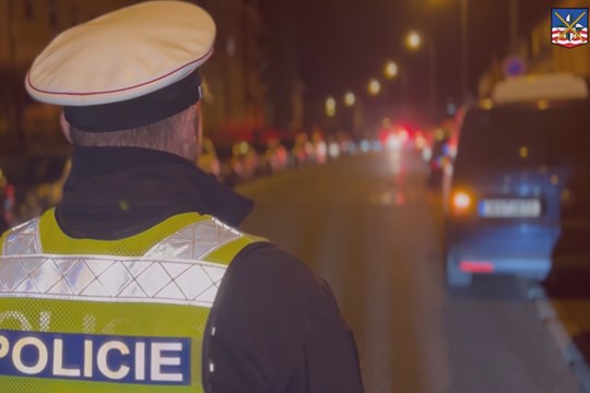 V bytě v Karlových Varech byla nalezena mrtvá žena. Policie zadržela podezřelého muže 