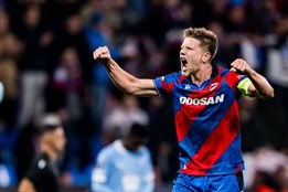 Životní gól, stoperem z nouze a loučení s legendou. Cenný bod...