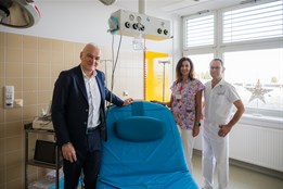 Porodnice v Domažlicích nekončí. Nemocnice podepsala i přes nižší...