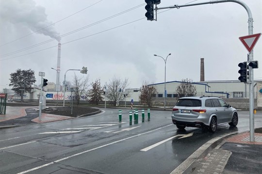 Plynuleji a bezpečněji. Křižovatka Chrástecké a Jateční dostala chytré řízení 