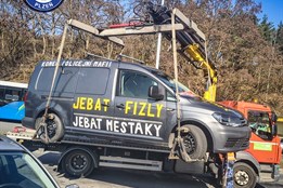 Bizarní zásah u plzeňské nemocnice: Maxa blokoval sanitky, místo řešení závady chtěl natáčet video