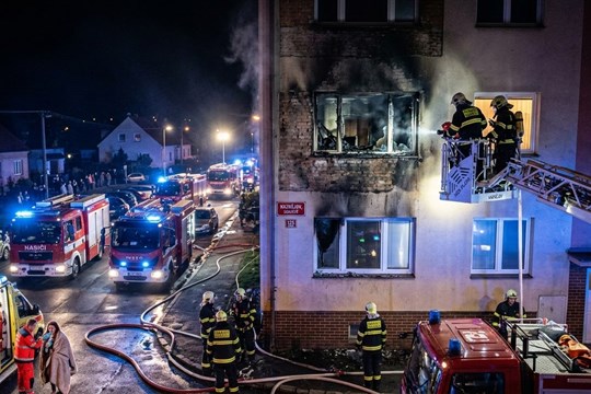 Noční požár v Kaznějově: Jeden zraněný a milionové škody. Příčina? Elektrokoloběžka