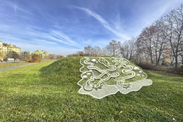 Kuličkovka nad zoo i bosá chůze u rybníka. Obyvatele části Plzně...