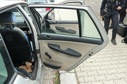 Plzeňští kriminalisté dopadli duo zlodějů. Ze sklepů i aut brali boty, nářadí i historické odznaky