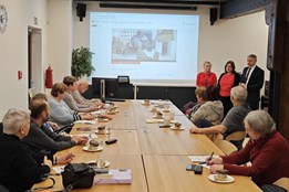 Na studium není nikdy pozdě. Senioři v Domažlicích zahájili nový...
