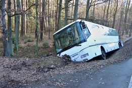 Zpoza volantu rovnou pro parfémy. Šílená jízda plzeňského zloděje...