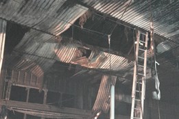 Druhý stupeň poplachu a miliony v plamenech. Hasiči bojovali s...