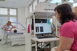 Konec dojíždění: Domažlická nemocnice nově vyšetří řídnutí kostí na...