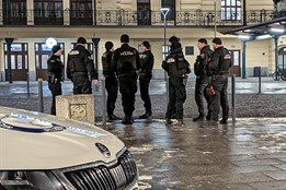 Noční razie v Plzni: Zakuklenec s pálkou na střeše auta a opilé...