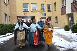 Koledníci Tříkrálové sbírky vyšli do karlovarských ulic, přispět...