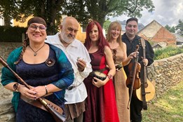 Královské insignie i středověká hudba: Vyrazte na Valentýna za...