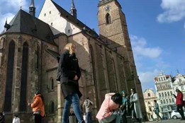 Na bezpečnost v okolí katedrály budou dál dohlížet lidé bez domova