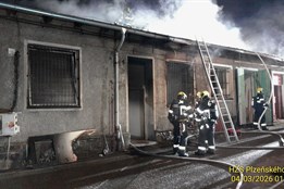 V nechvalně proslulé Jateční hořelo. Hasiči zachraňovali z plamenů tři osoby