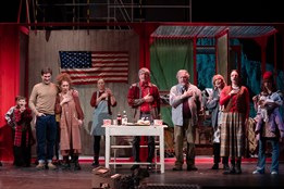 Když se pomoc změní v krutý obchod. Plzeňská činohra uvádí mrazivé Dogville