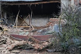 U Bochova se zřítila zeď hospodářské budovy, zavalila ženu 