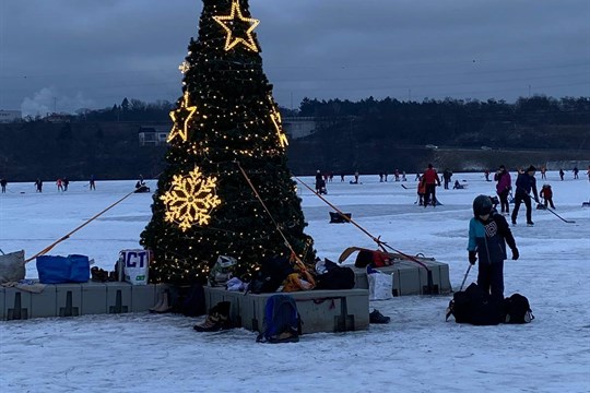 Vánoční strom na Borské přehradě zůstává svítit jako maják pro sportovce