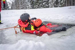 Sekundy, které rozhodují. Policisté na Šumavě trénovali záchranu z...