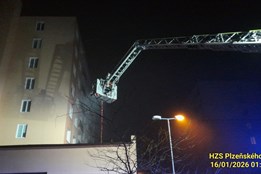 Drama v Třemošné. Po pádu na střechu kotelny utrpěla žena vážné zranění